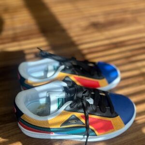 Colorblock Pumas